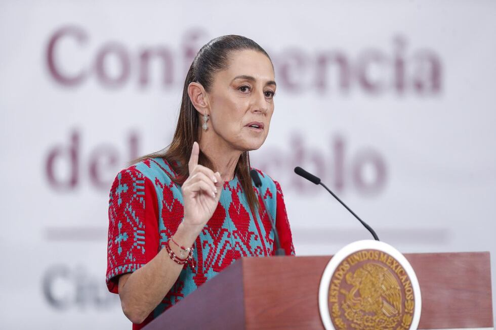 La presidenta de México, Claudia Sheinbaum, habla durante una rueda de prensa este miércoles en el Palacio Nacional de la Ciudad de México. Foto: EFE/Isaac Esquivel