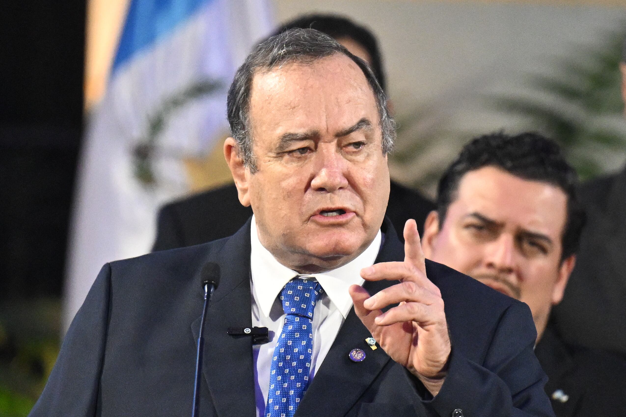 El presidente guatemalteco, Alejandro Giammattei, pronuncia un discurso durante una ceremonia para presentar el último informe de su gobierno en el Palacio de la Cultura de la Ciudad de Guatemala, el 12 de enero de 2024. (Foto de Johan ORDÓNEZ/AFP)