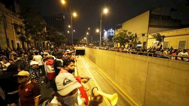 Protestas en Lima: grupo de manifestantes se encuentran en las afueras de la Dirincri