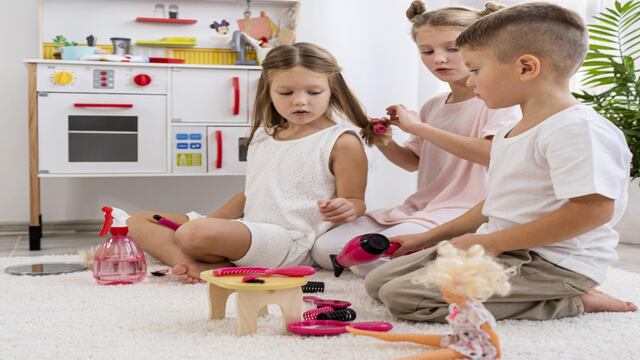 ¿Realmente existen juguetes específicos para niño o niña? Experta responde