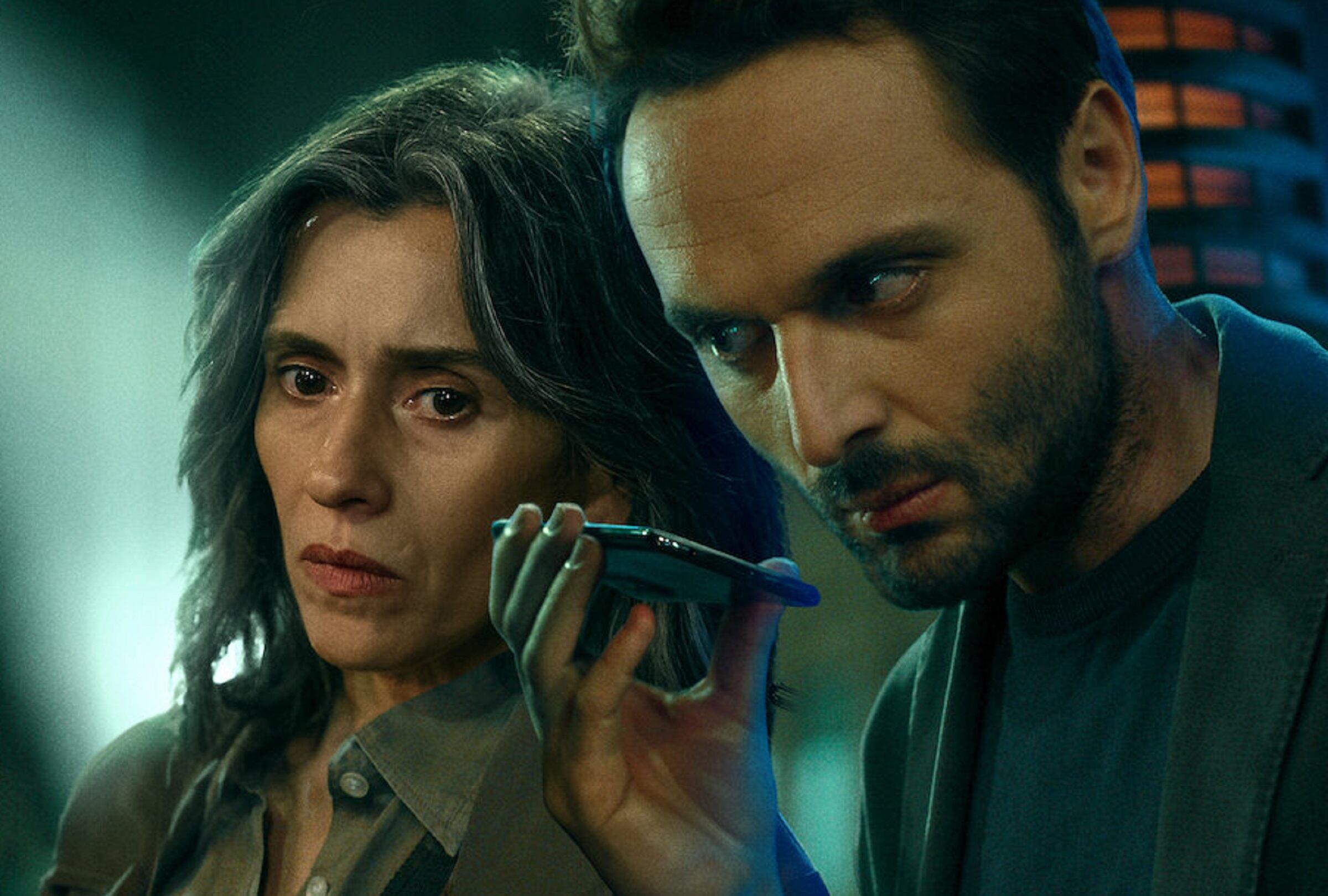 Aunque no se llevan bien, Sara Morozzi (Teresa Saponangelo) y Pardo (Flavio Furno) trabajan juntos en la serie italiana "Sara, la mujer en las sombras" (Foto: Netflix)