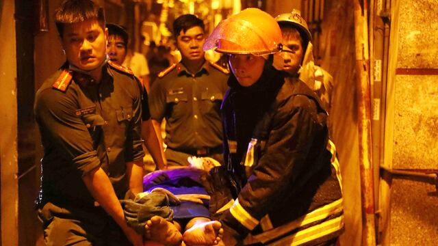 Ascienden a 56 los muertos por el incendio en un edificio de apartamentos en Vietnam