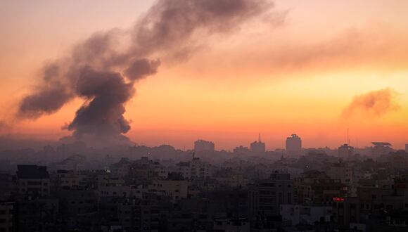 El fuego y el humo se elevan sobre los edificios de la ciudad de Gaza durante un ataque aéreo israelí, el 13 de octubre de 2023, mientras continúan las furiosas batallas entre Israel y el movimiento Hamás por sexto día consecutivo | MAHMUD HAMS / AFP