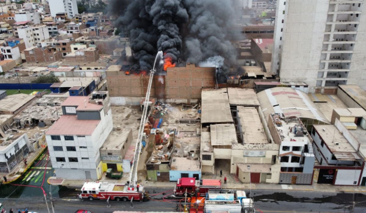 Un incendio se registra en la calle Lima, en el distrito de San Miguel | Foto: Gian Ávila/@photo.gec