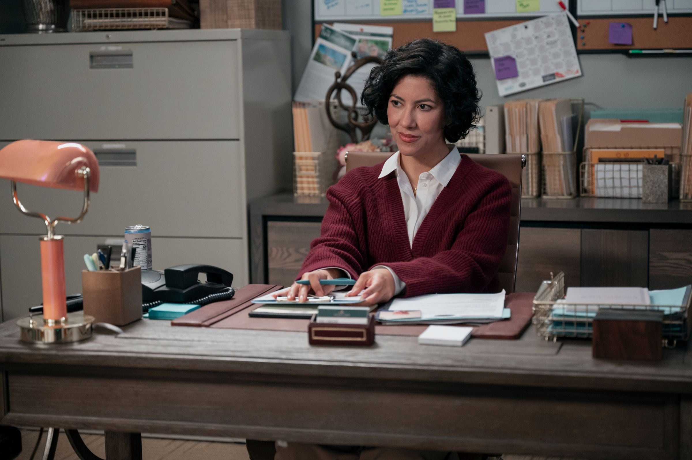 Stephanie Beatriz esta vez no es la detective, sino la directora... del hogar de retiro (Foto: Un hombre infiltrado / Netflix)