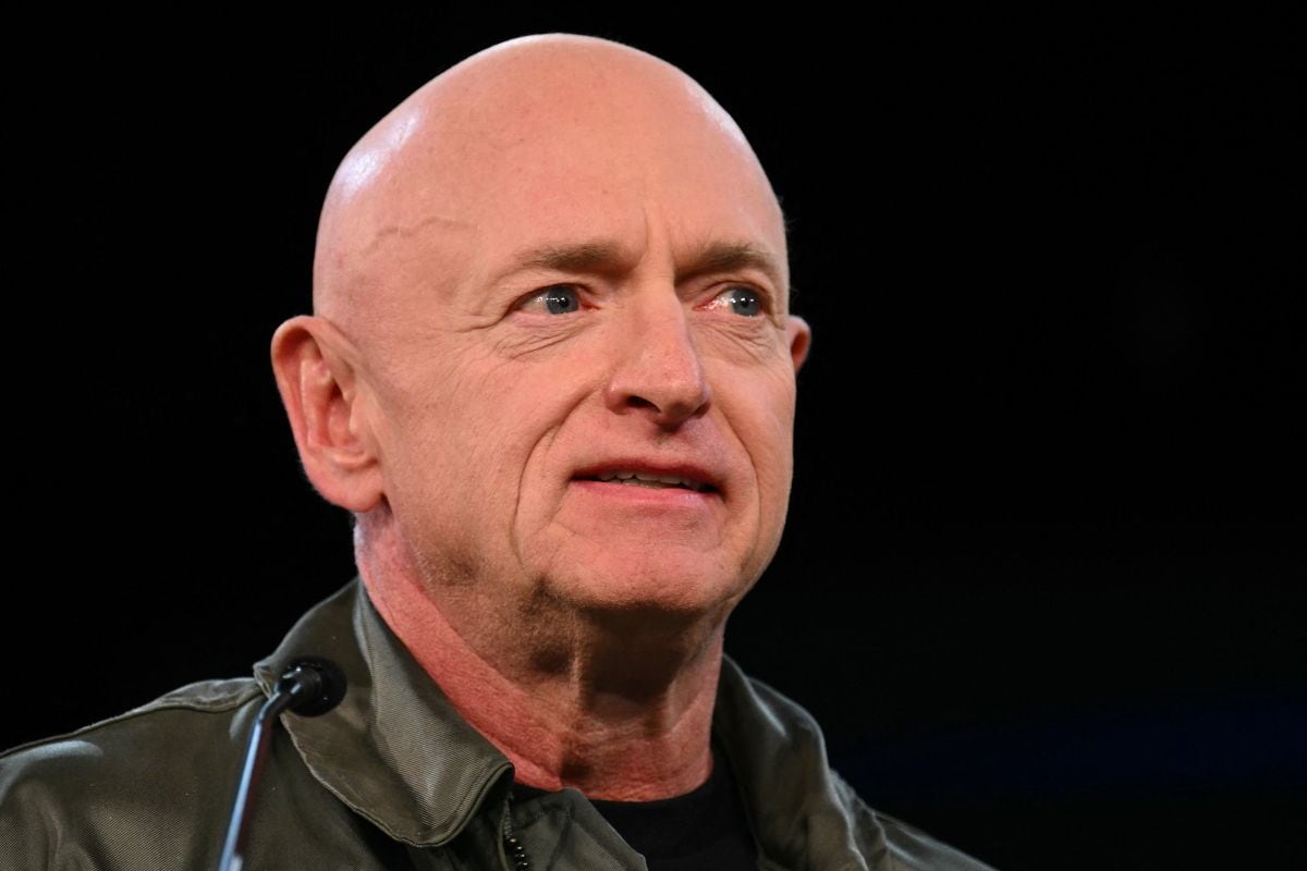 El senador estadounidense Mark Kelly, demócrata por Arizona, está siendo investigado por la FBI y el Pentágono por aparecer en un video donde instaba a las tropas a no obedecer órdenes ilegales. (Foto de Patrick T. Fallon / AFP)