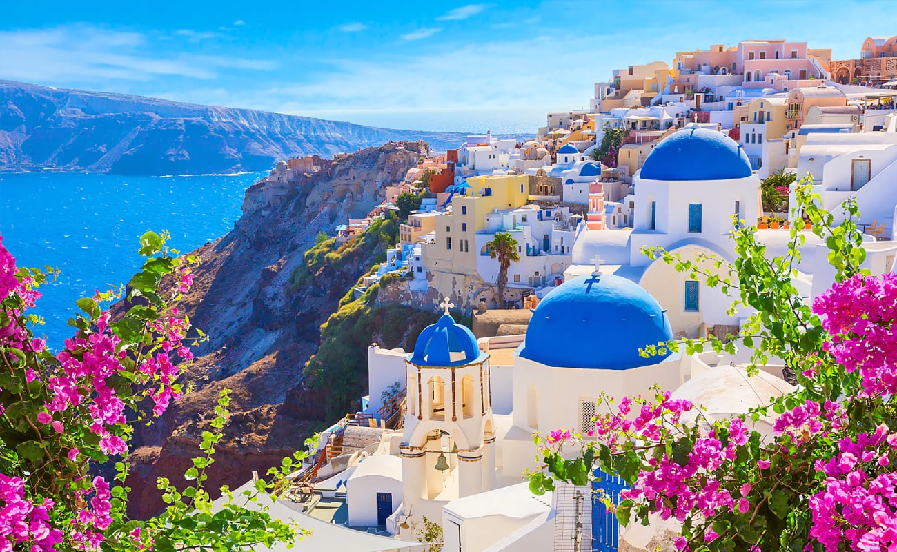 Santorini es una isla volcánica y es el resultado de una erupción masiva que tuvo lugar hace unos 3.600 años. Se cree que la erupción fue una de las más grandes de la historia registrada y dio lugar a la formación de la caldera actual. (Foto: hoteles.com)
