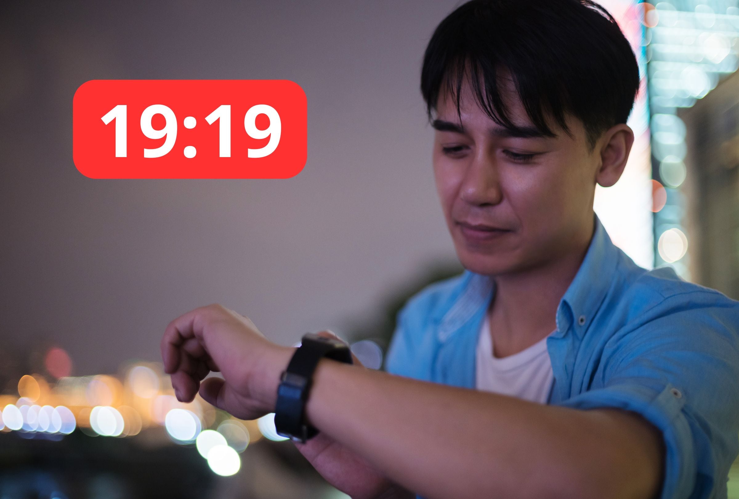 Esta es una imagen referencial donde un hombre se da cuenta que son las 19:19. (Imagen: El Comercio / Mag / Canva)