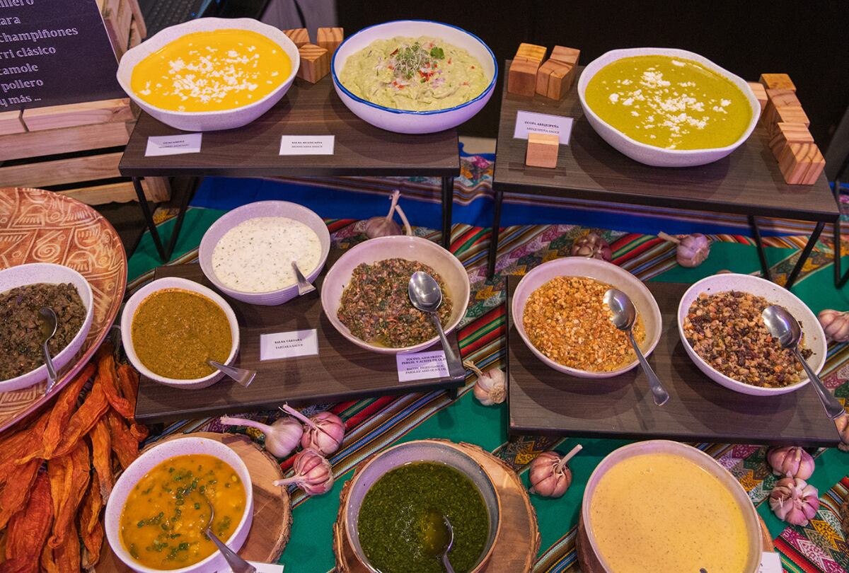 Si bien algunos disfrutan el sancochado solo, en esta experiencia nos presentan 25 salsas para todos los gustos. Desde un curioso y bien logrado guacamole hasta un ají picante para combinar con el caldito.