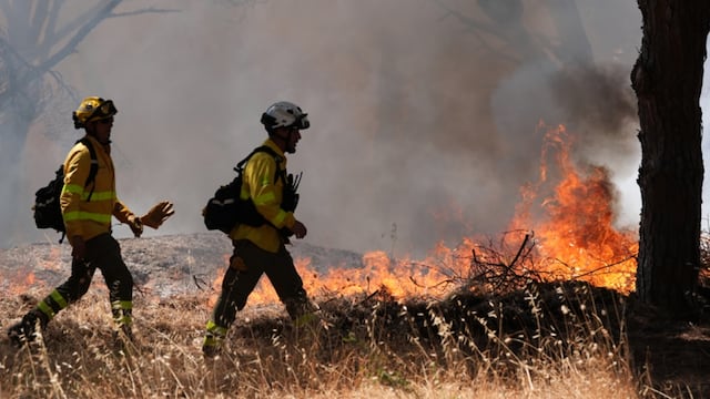 Miles de personas confinadas y casi 3.000 hectáreas quemadas por un incendio en España