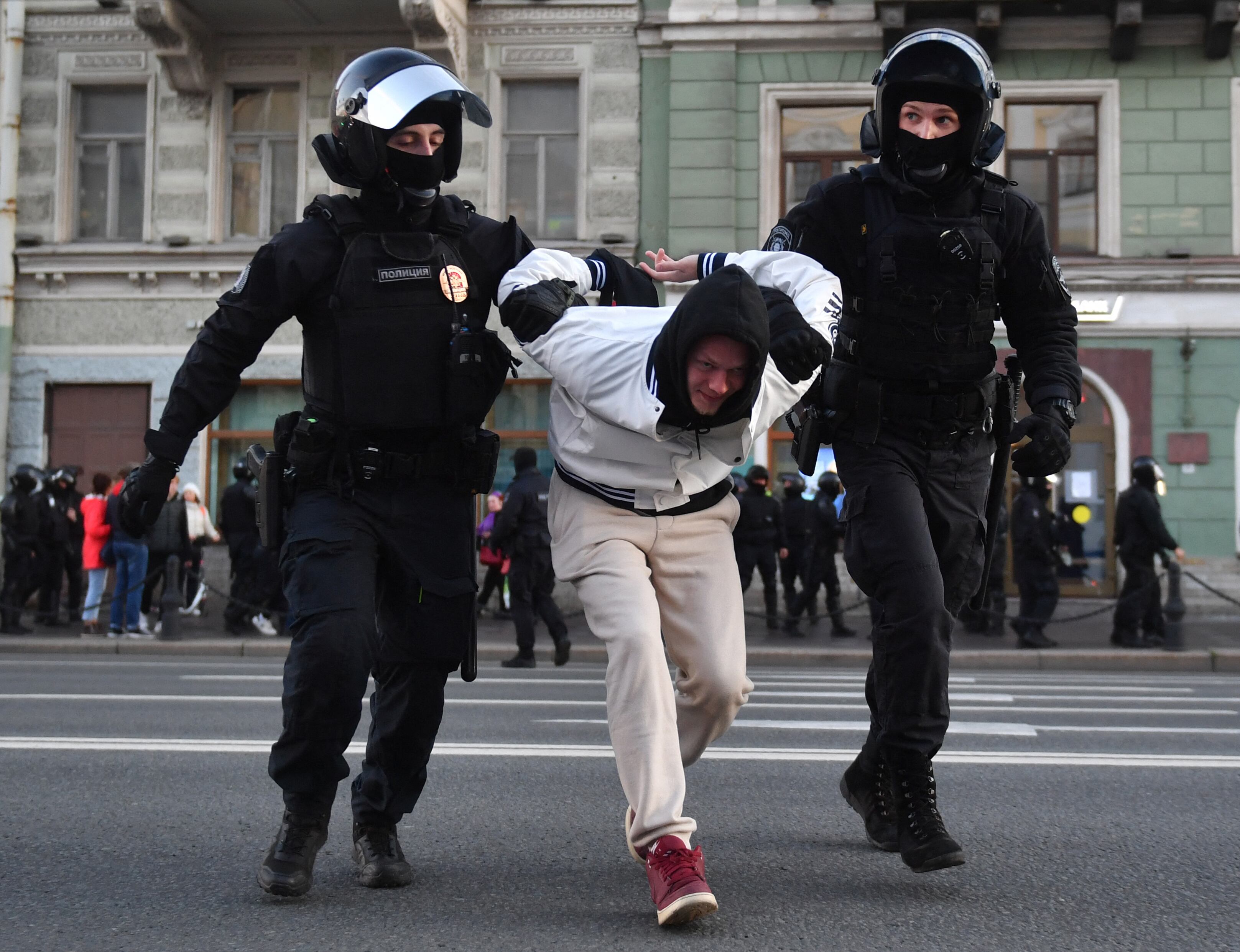 Agentes de policía detienen a un hombre en San Petersburgo el 24 de septiembre de 2022, tras los llamamientos a protestar contra la movilización parcial anunciada por el presidente ruso. (Foto de AFP).