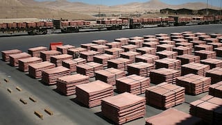 Precio del cobre cayó a US$7.065 por tonelada, su mínimo en más de un mes