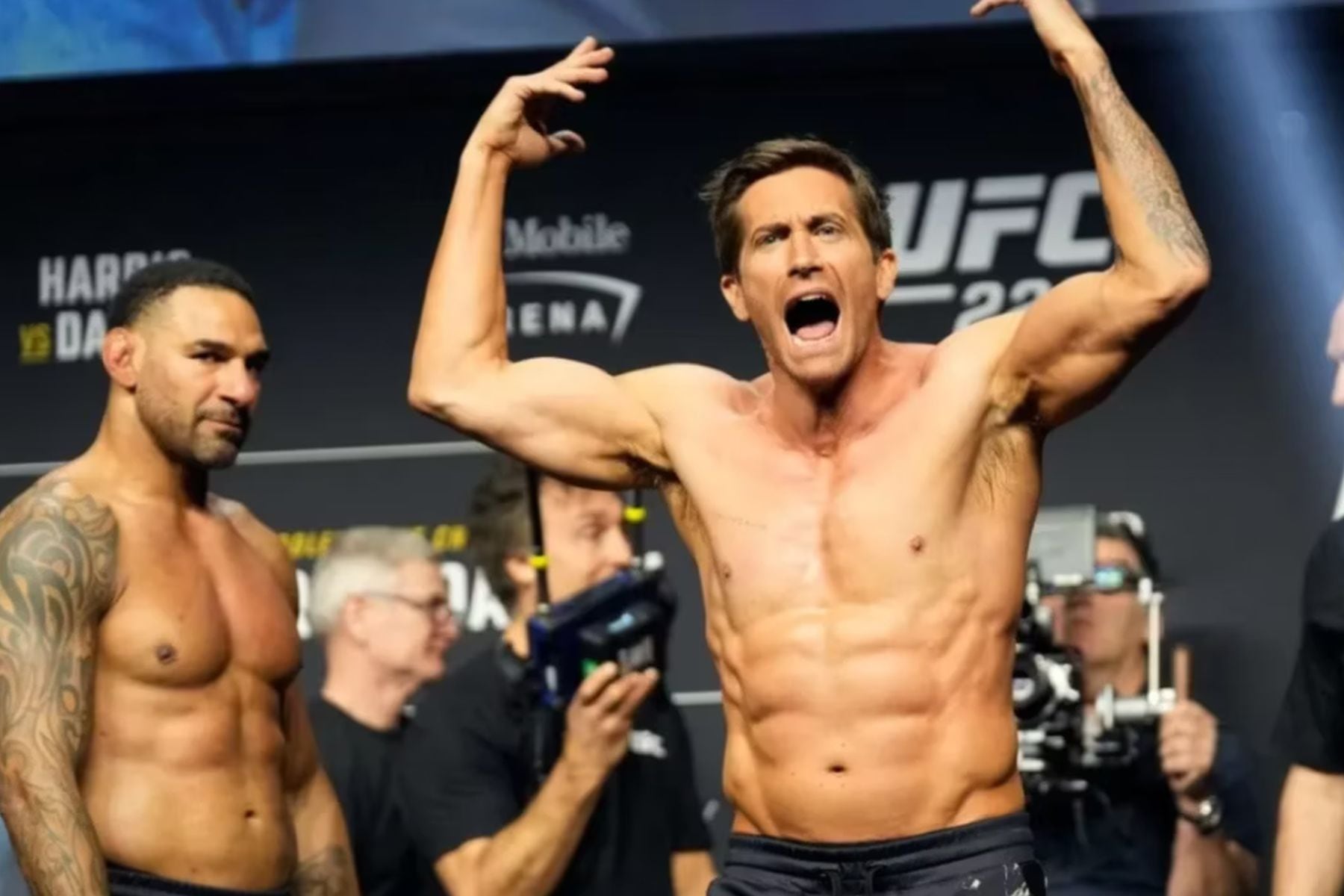 Jay Hieron y Jake Gyllenhaal en una escena de "Road House". Una pelea entre los dos en el circuito de la UFC detona los eventos de la película (Foto: Amazon Prime Video)