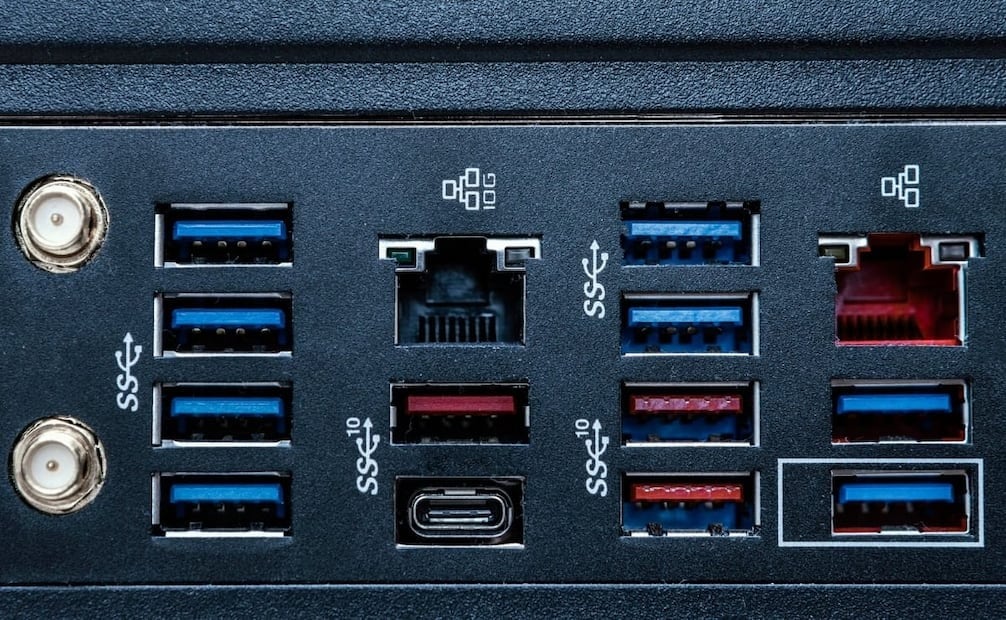 Para esto sirve el puerto USB en la parte trasera de tu TV.