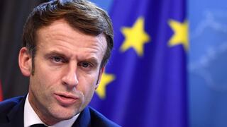 Emmanuel Macron asume “por completo” sus polémicas declaraciones sobre los no vacunados
