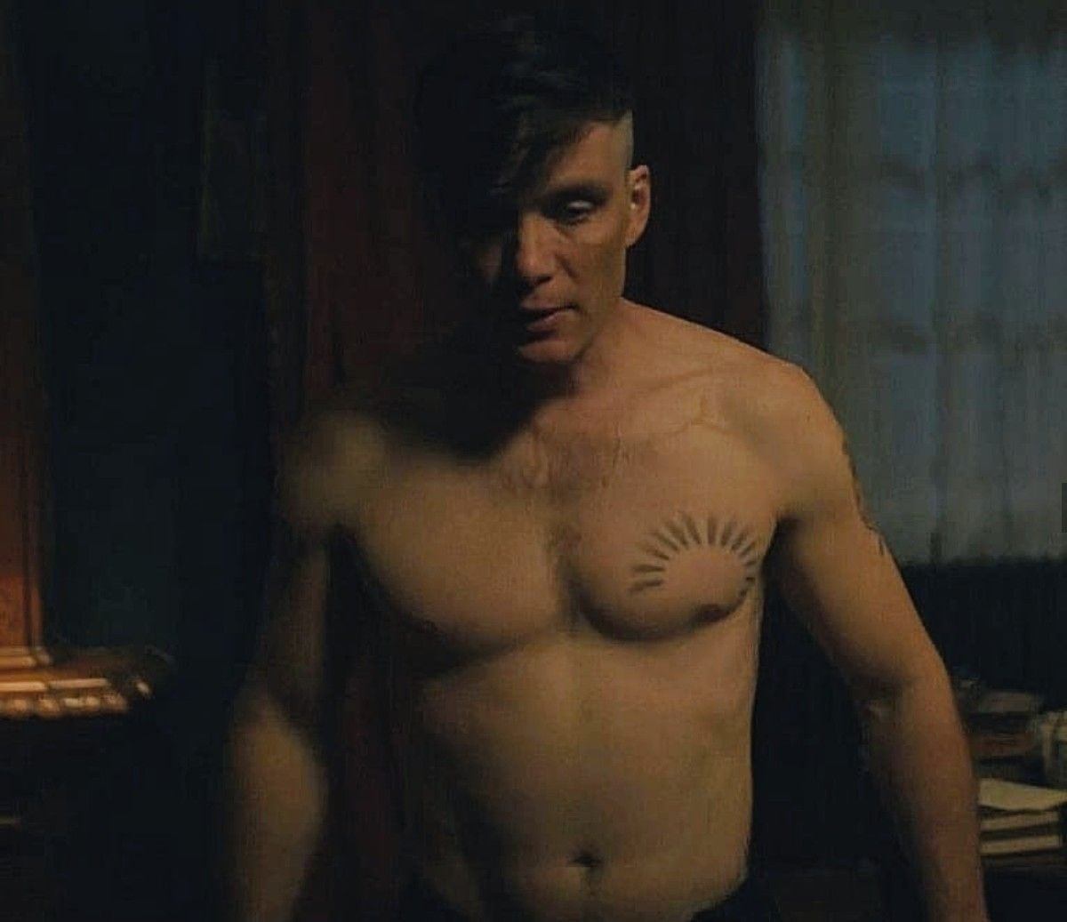 El tatuaje de Tommy se asemeja a los rayos del sol en "Peaky Blinders" (Foto: BBC)