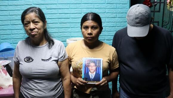Fredy Orlando Guzmán (en la foto al centro) fue detenido sin causa alguna, según sus familiares. (ROBERTO VALENCIA).