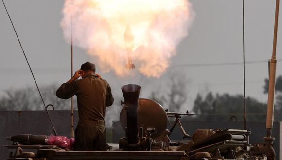 Soldados israelíes disparan morteros contra una zona cercana a la frontera con la Franja de Gaza, en el sur de Israel, el 1 de enero de 2024 | Foto: EFE/EPA/ABIR SULTAN