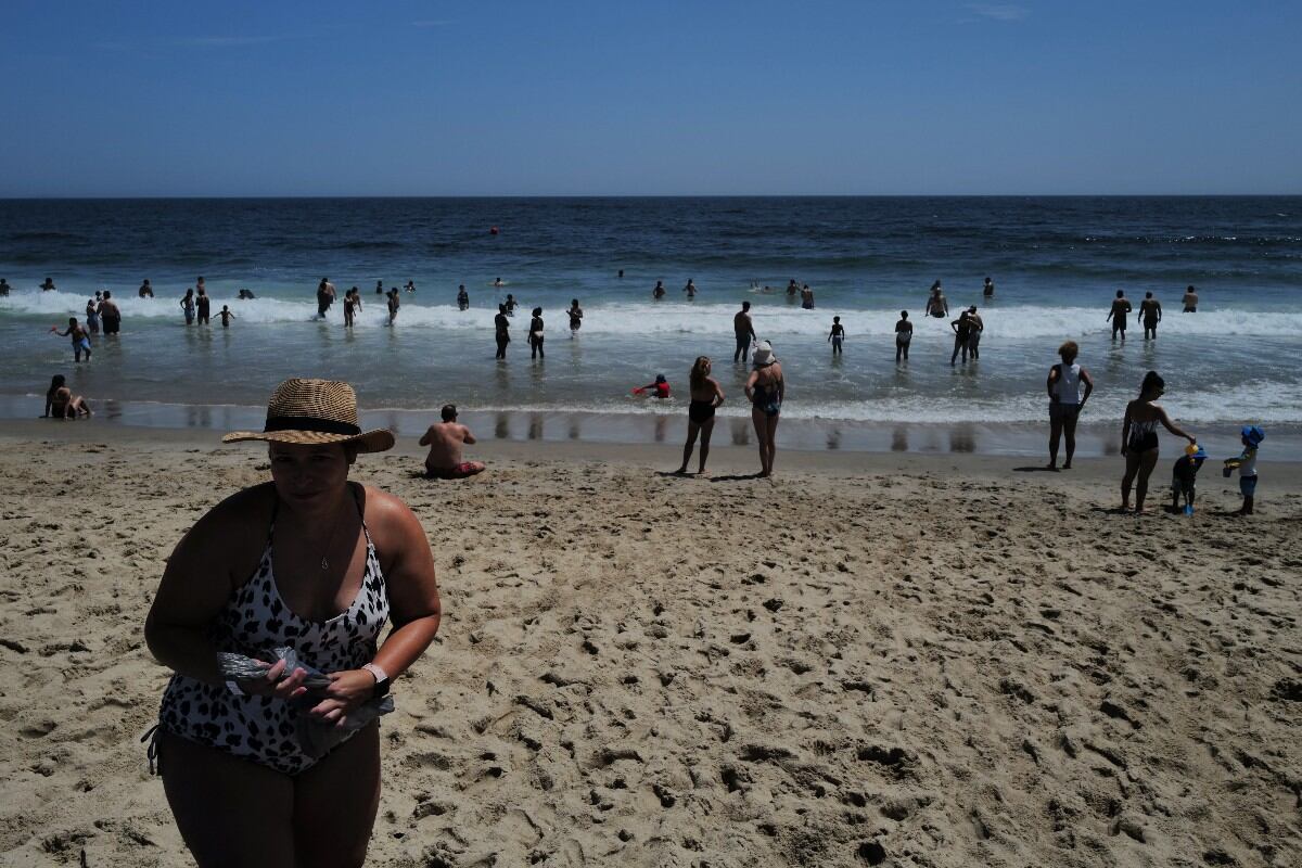 Ciudades como Ocean City, Sea Isle City y Wildwood ya aplican multas de hasta 100 dólares a quienes incumplan las normas. (Foto: Charly TRIBALLEAU / AFP)