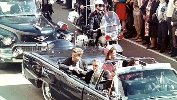 El presidente de Estados Unidos John F. Kennedy y su comitiva, minutos antes de su asesinato en Dallas en 1963. (Walt Cisco, Noticias matutinas de Dallas / Dominio Público).