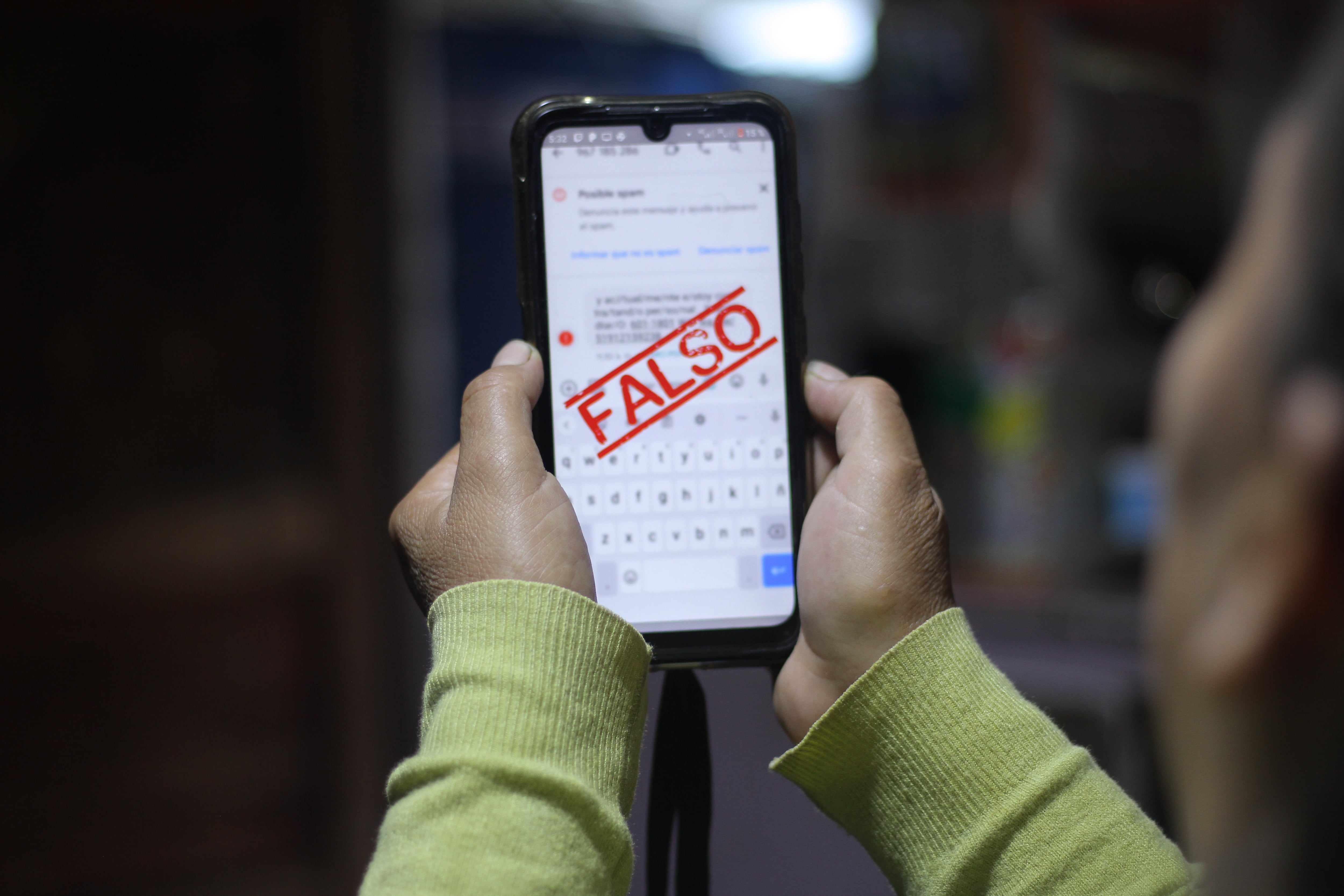 Expertos advierten que esta modalidad, conocida como smishing, permite a delincuentes acceder a datos personales y bancarios.