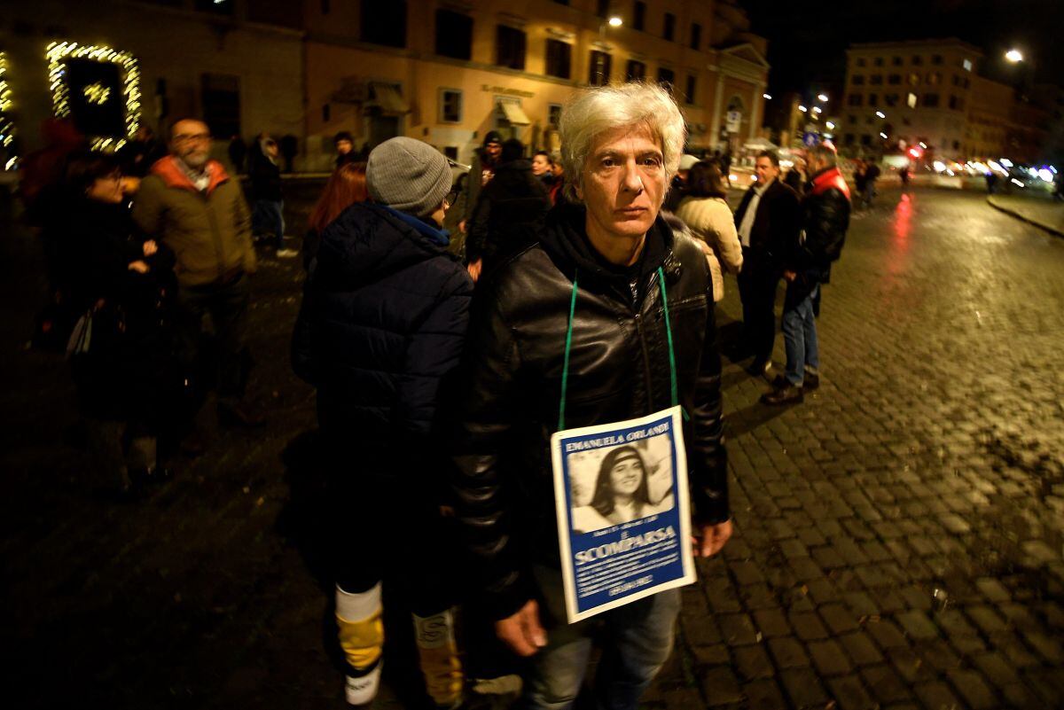 Pietro Orlandi, hermano de Emanuela Orlandi, se encuentra con simpatizantes, familiares y amigos durante una sentada detrás de la Plaza de San Pedro en el Vaticano en Roma el 18 de enero de 2020 (Foto: Filippo Monteforte / AFP)