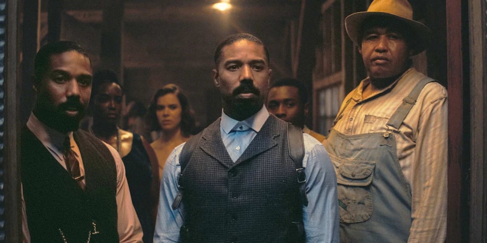 Esta imagen difundida por Warner Bros Pictures muestra a Michael B. Jordan, en primer plano desde la izquierda, Michael B. Jordan y Omar Benson Miller en una escena de "Sinners".(Warner Bros. Pictures via AP)