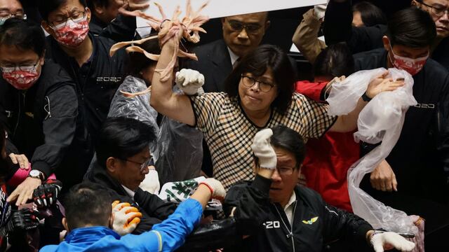 Taiwán: la oposición lanza vísceras de cerdo en plena sesión del Parlamento | FOTOS