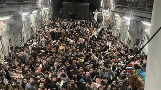 La impactante imagen que muestra a 640 personas huyendo de Kabul en un avión militar estadounidense abarrotado