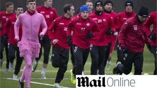 Obligaron a futbolista a usar vestido rosado por entrenar mal en Escocia
