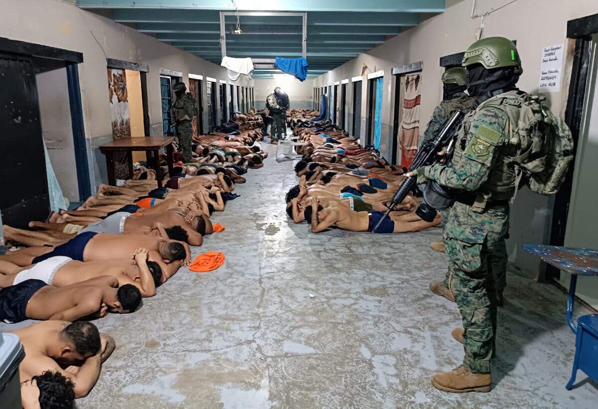 Una intervención por parte de la policía y las Fuerzas Armadas, en la penitenciaría del Litoral, la cárcel más grande y poblada del país, en Guayaquil, Ecuador, el 14 de septiembre de 2023. (Foto de las Fuerzas Armadas / EFE)