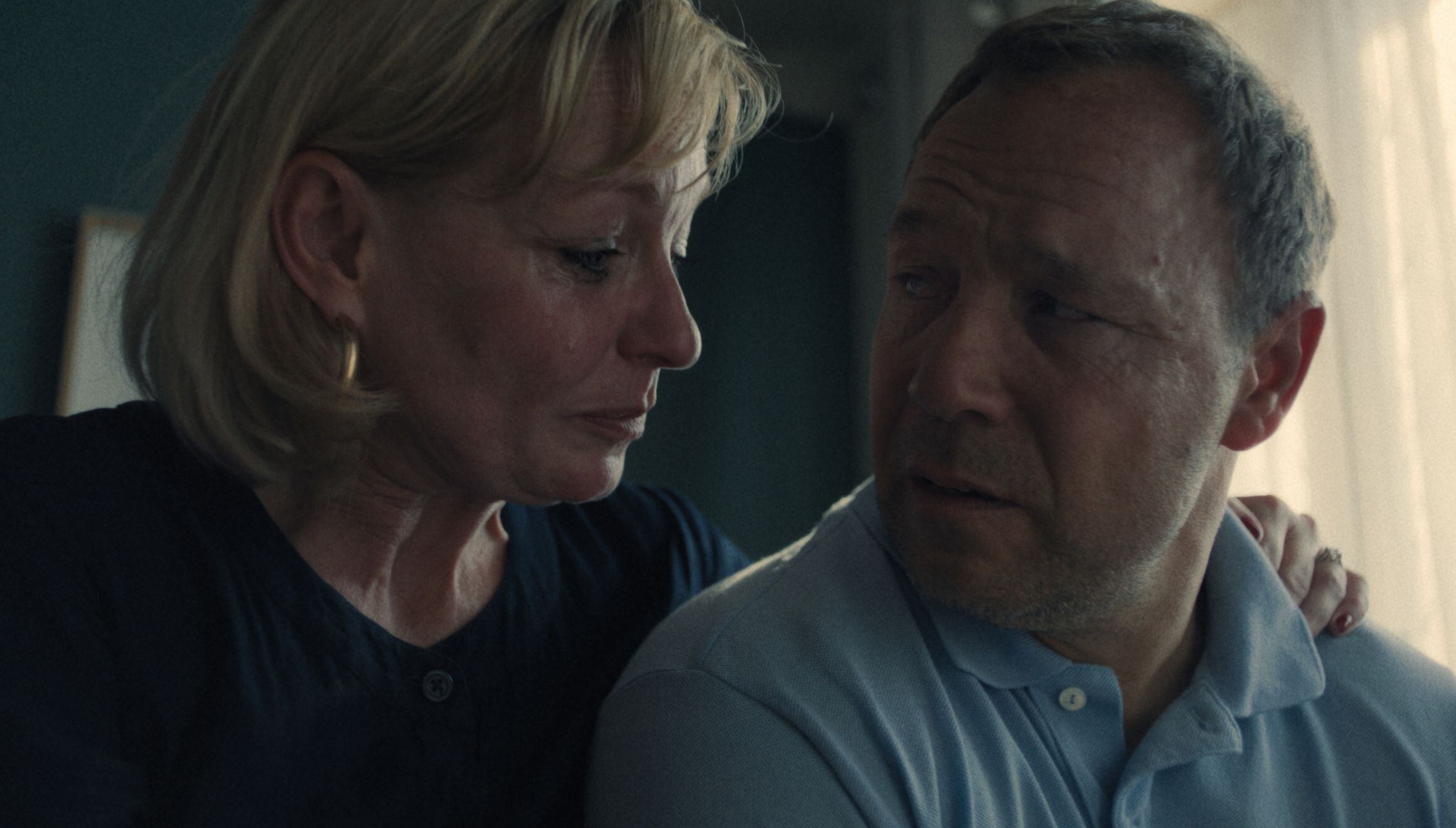 Manda (Christine Tremarco) y Eddie (Stephen Graham) lloran por lo que sucedió con su hijo en la miniserie "Adolescencia" (Foto: Netflix)