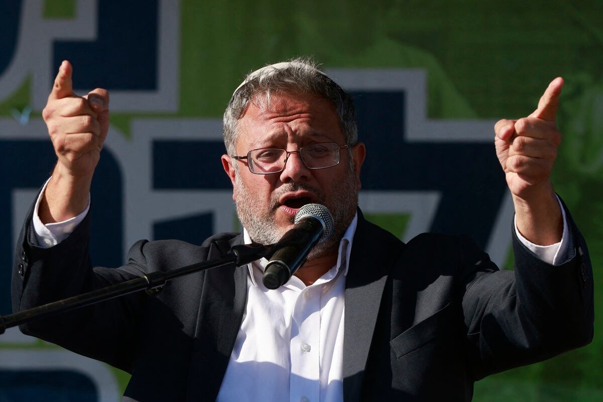 El ministro israelí de extrema derecha, Itamar Ben Gvir, pronuncia un discurso durante una reunión de activistas de derecha cerca de la frontera con Gaza, el 21 de octubre de 2024. (Foto de Menahem KAHANA / AFP)
