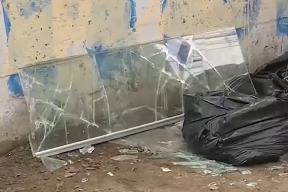 Vidrios y escombros quedaron regados en la vía, generando pánico entre vecinos y transeúntes. (Foto: Captura/América Noticias)