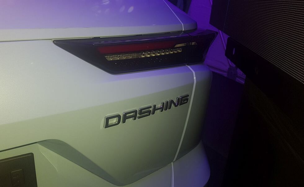 Los faros LED delanteros de estilo “achinado” coronan la parrilla. En la zaga, tiene un diseño tipo “pistola”.