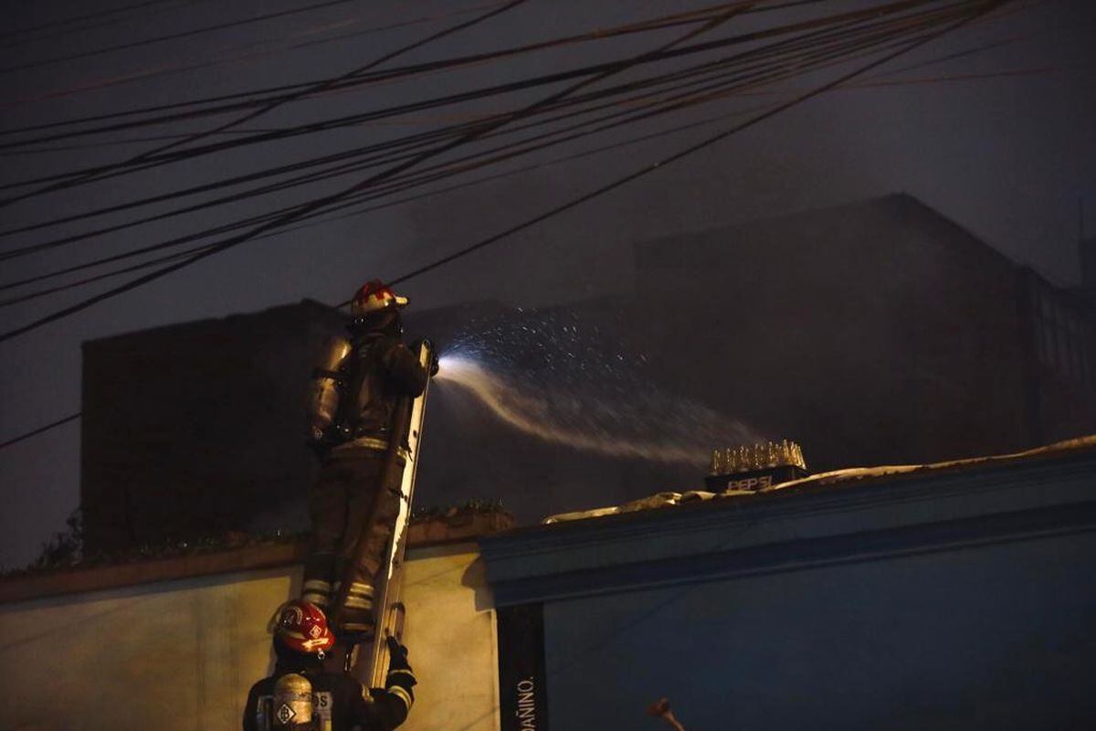 El origen del incendio aún es materia de investigación, pero no se descarta que un corto circuito haya generado el fuego. Fotos: César Grados/@photo.gec