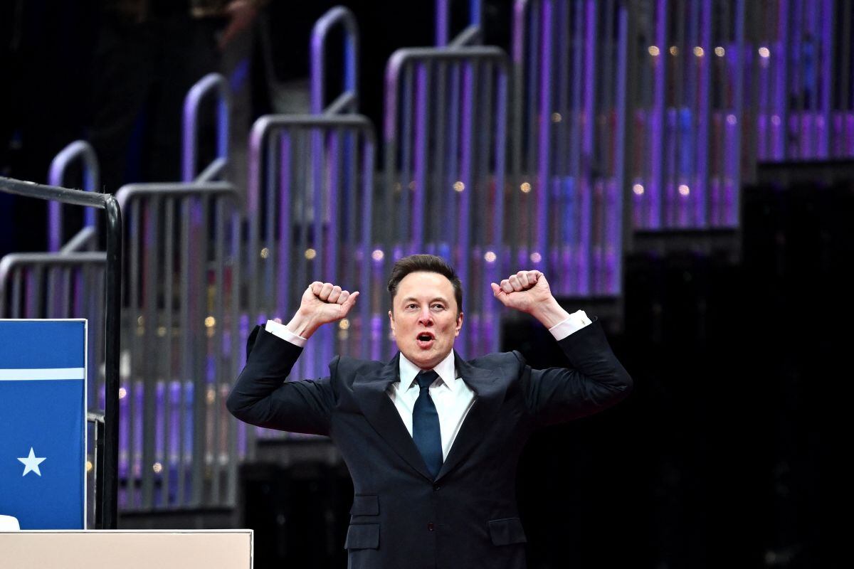 Elon Musk hace gestos mientras sube al escenario para hablar durante el desfile inaugural dentro del Capital One Arena, en Washington, DC, el 20 de enero de 2025 (Foto: Angela Weiss / AFP)