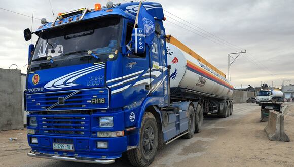 Un camión que transporta combustible cruza hacia Rafah, en el sur de la Franja de Gaza, el 15 de noviembre de 2023, en medio de las batallas en curso entre Israel y el grupo palestino Hamás. (Foto de SAID KHATIB / AFP)