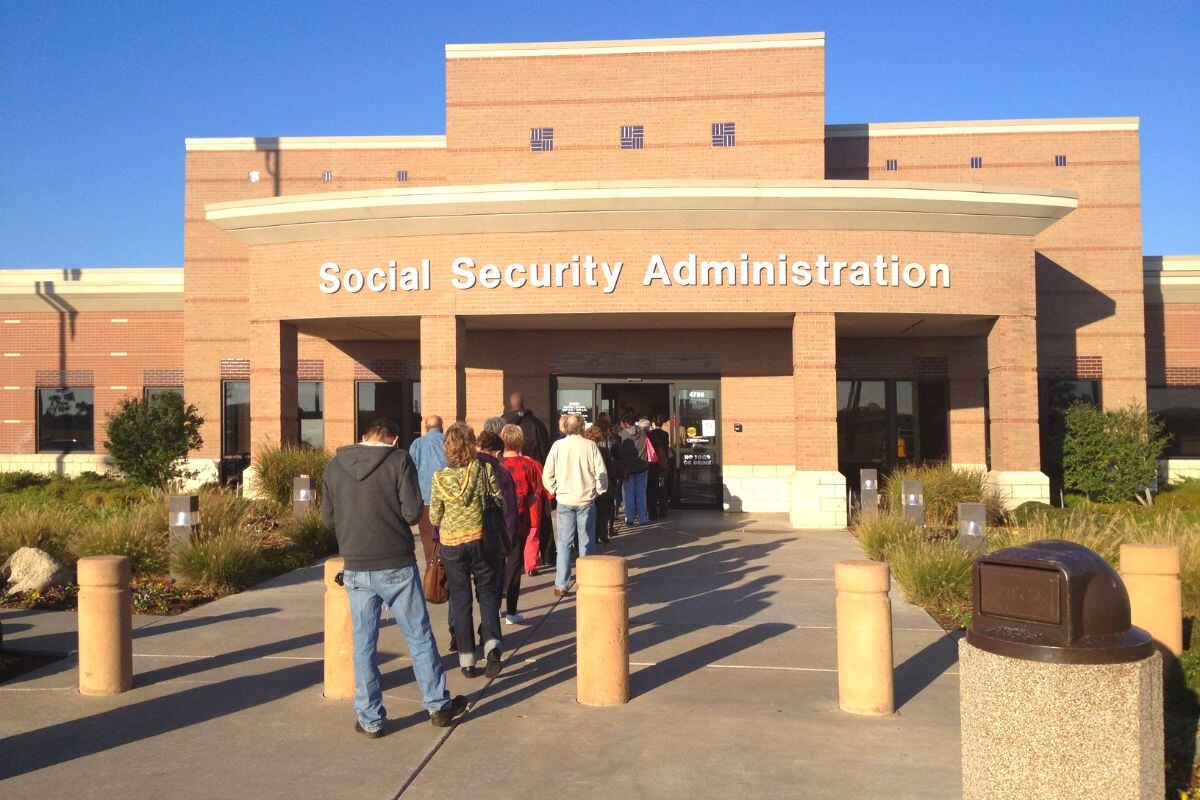 Es más probable que tengas que hacer una visita a tu oficina del Seguro Social para realizar ciertos trámites (Foto: AFP)