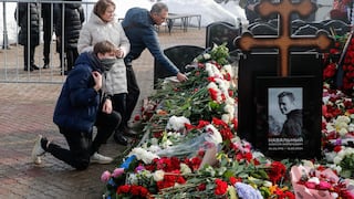 Cientos de rusos siguen depositando flores en la tumba de Navalny