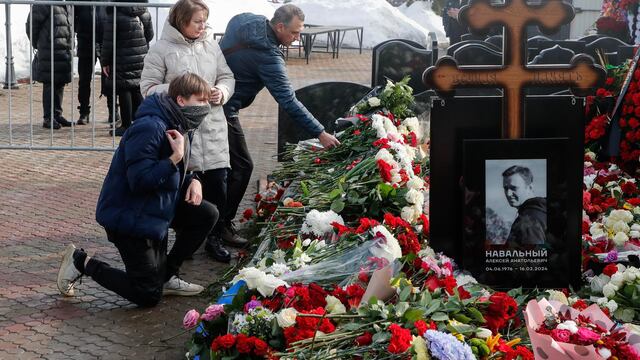 Cientos de rusos siguen depositando flores en la tumba de Navalny