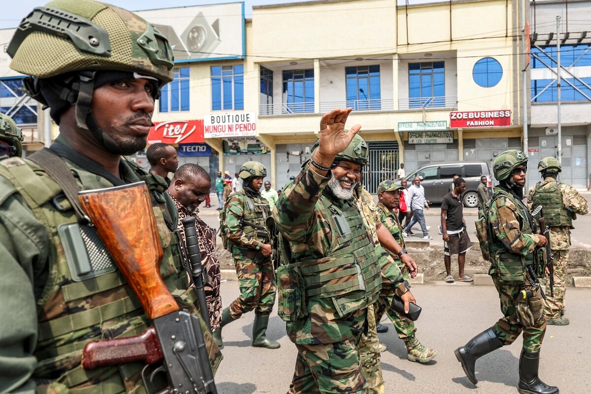 El líder de la Alianza Fleuve Congo (AFC), Corneille Nangaa, saluda al llegar para participar en un ejercicio de limpieza de la ciudad de Goma, República Democrática del Congo, el 1 de febrero de 2025. (Foto de EFE/EPA/DANIEL IRUNGU)