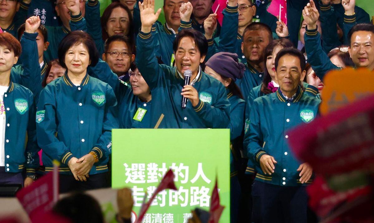 El vicepresidente de Taiwán y candidato presidencial del gobernante Partido Democrático Progresista (PPD) para las elecciones presidenciales de Taiwán de 2024, William Lai (Lai Ching-te) (C), habla durante un mitin de campaña en la ciudad de Tainan, Taiwán, el 12 de enero de 2024 | Foto EFE/EPA/RITCHIE B. TONGO
