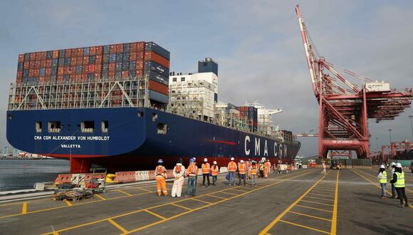Callao recibió al buque más grande que haya atracado nunca en Perú. (Foto: EFE/ Paolo Aguilar)