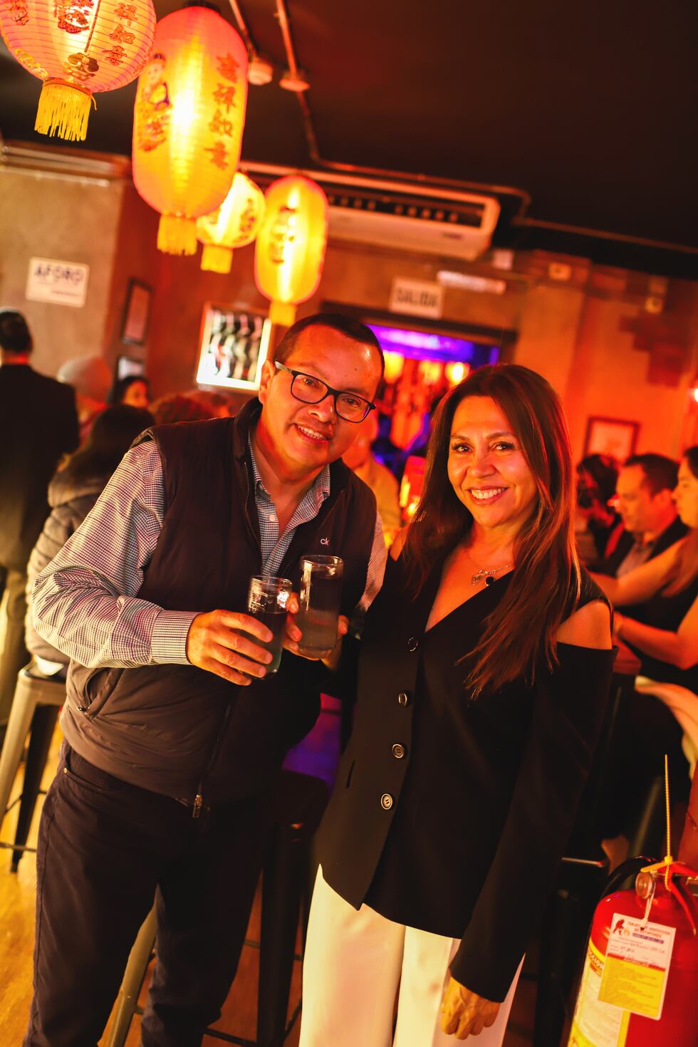 Harold Cruz y Rosa Leigh sonriendo para la cámara para de El Comercio.