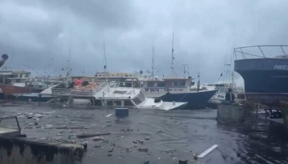 Embarcaciones son destruidas en Barbados, tras el paso del huracán Beryl el 1 de julio de 2024. (Captura de X @RandomHeroWX)