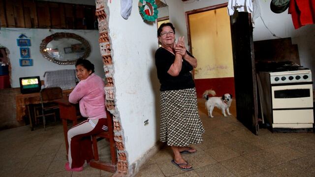 Fotos de cómo cinco familias viven dentro de un tanque de agua