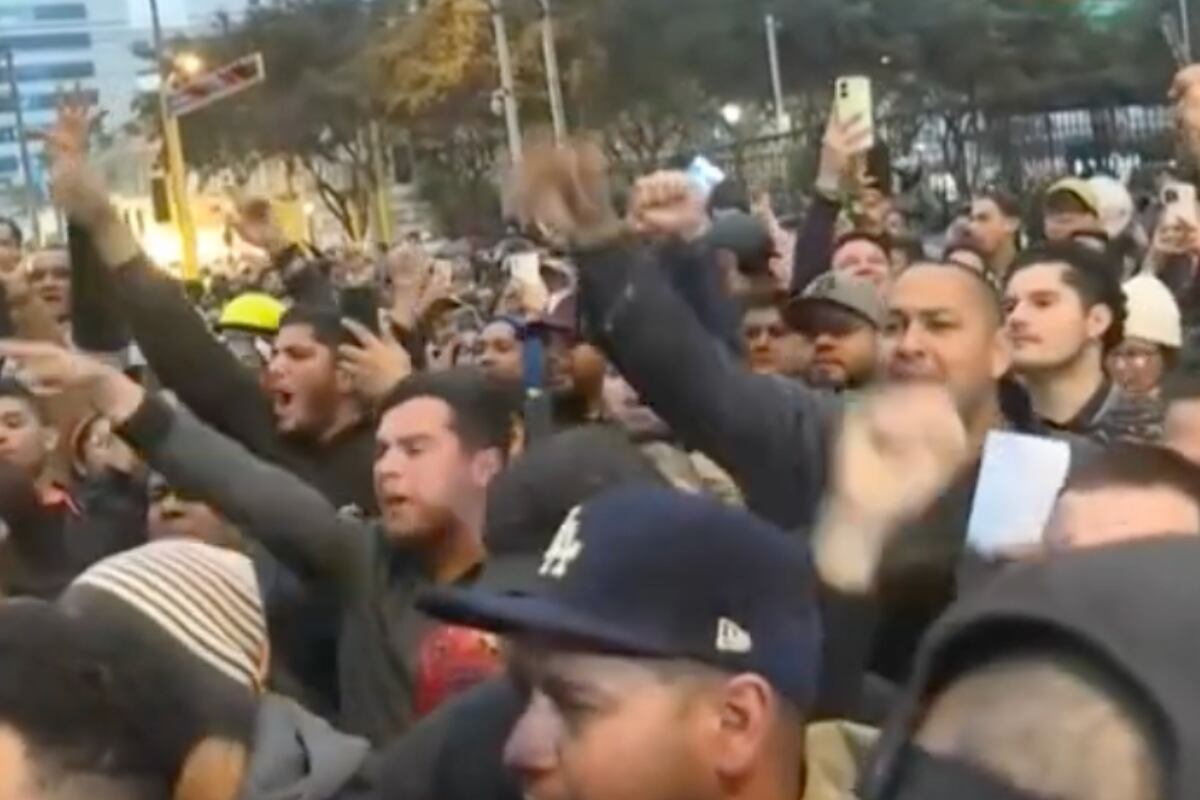 Familias enteras pasaron la noche en los exteriores del local pese al intenso frío que se siente en el país. Foto: captura Buenos Días Perú