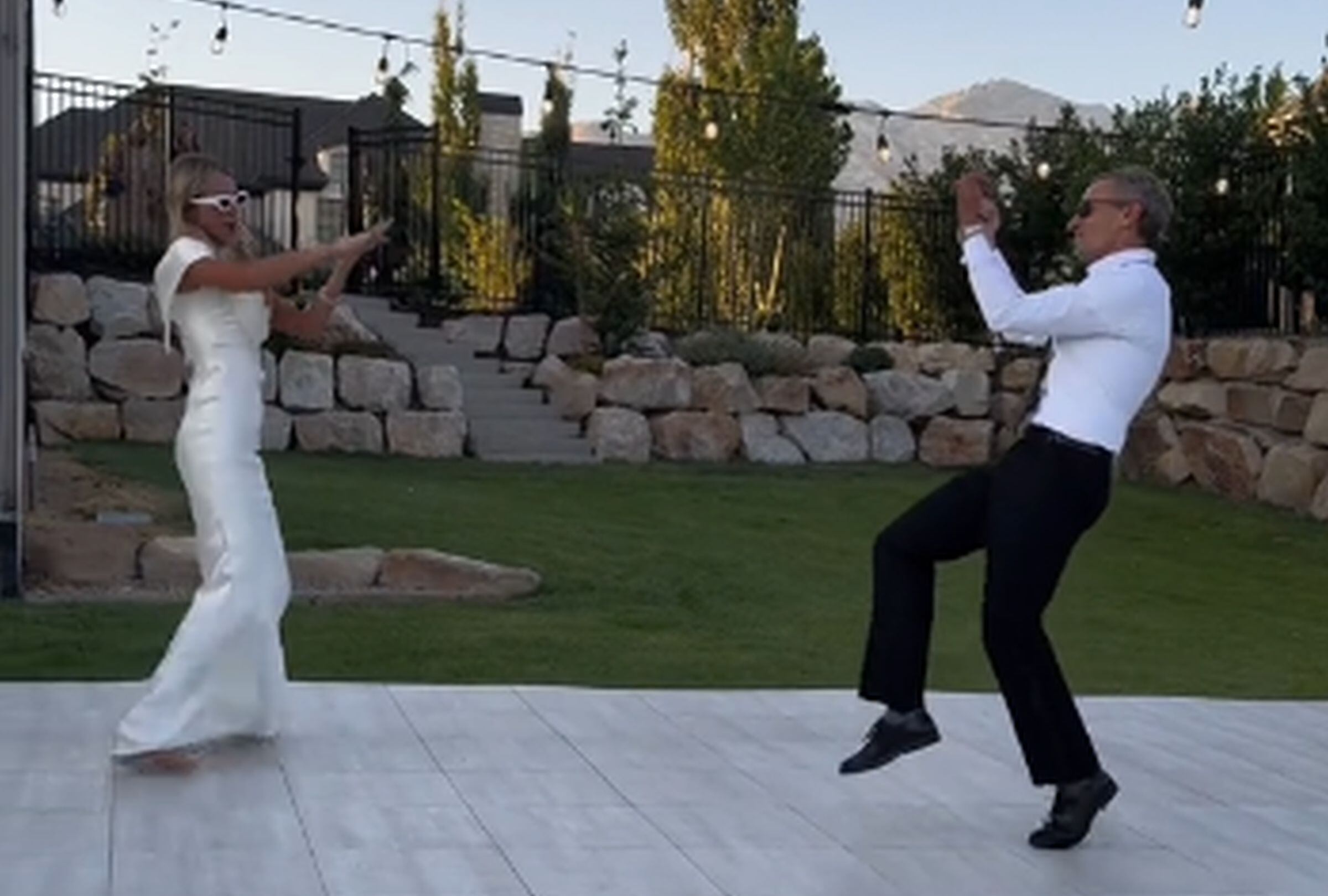 En esta imagen permite apreciar cómo una mujer, en el día de su boda, fue el centro de atención junto con su padre. (Foto: @beccers_gordonn / TikTok)