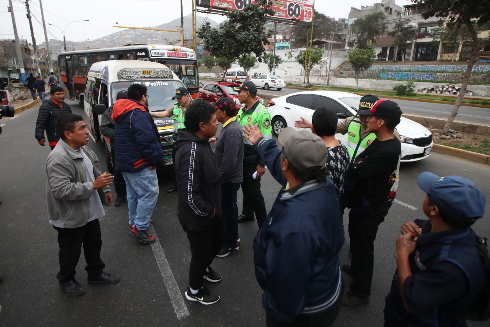 Se registraron incidentes en la zona de la 50, en Independencia, donde un grupo den transportistas expresó su rechazo a medida de la ATU. (Foto: Jorge Cerdán/@photo.gec)